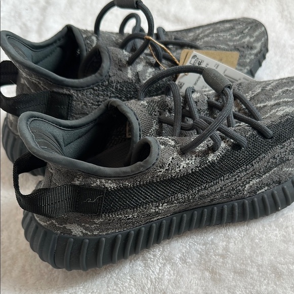 NWT Adidas Adult Yeezy Boost 350 V2 - Black and Gray - Picture 2 of 7